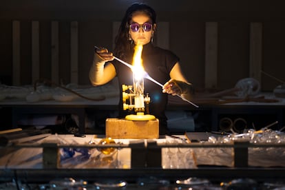 L'artista Lara Fluxà al seu taller