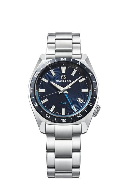 Seiko celebra su 140º aniversario con el reloj Grand Seiko Cuarzo GMT. La esfera tiene un diseño limpio, pero su forma robusta y sus superficies afiladas le conceden un aspecto deportivo. La caja y el brazalete son de acero inoxidable con biseles de cerámica, por lo que son casi impermeables a los arañazos. Se presenta en una edición limitada a 2.021 ejemplares, para conmemorar la fecha del aniversario. Utiliza el calibre 9F86 y es resistente al agua hasta 20 bar. También disponible en negro y en rojo. Precio: 4.450 euros.