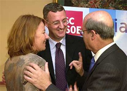 El portavoz del Grupo Socialista en el Congreso, Jesús Caldera, ha acudido a Santa Cruz de Tenerife para informar a los votantes de las propuestas del partido para Canarias. En la imagen, los candidatos José Segura y Gloria Rivero.