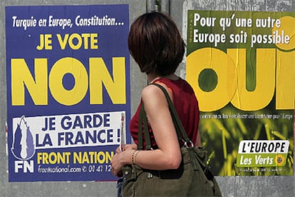 Una mujer, entre los carteles de <i>sí</i> y <i>no</i> en las calles de Rennes, al oeste de Francia.