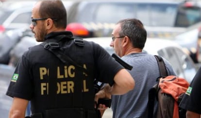 Joseba Gotzon Vizan Gonz&aacute;lez (d) es escoltado por un miembro de la Polic&iacute;a Federal, en una imagen de 2013.
