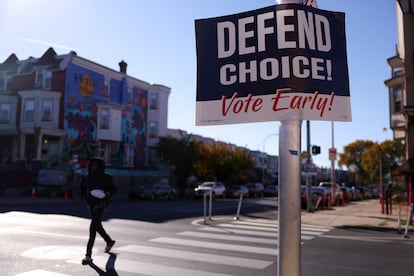 Una persona camina cerca de un cartel que invita a votar en las elecciones presidenciales del 5 de noviembre, el viernes en Filadelfia (Pensilvania).