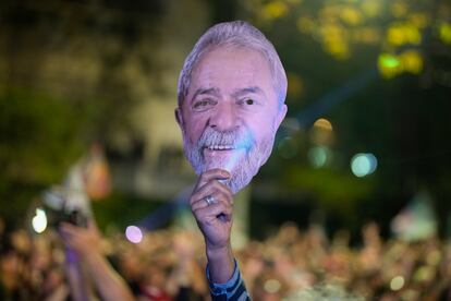 Un seguidor de Lula Da Silva muestra un rostro del candidato presidencial, en São Paulo.