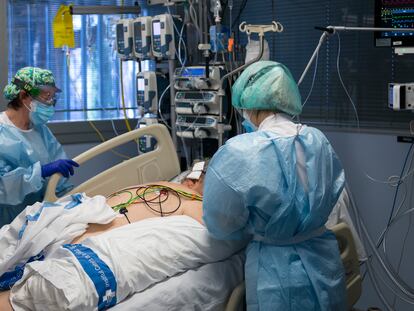 Dos sanitarias atienden a un paciente ingresado en la UCI para enfermos de coronavirus del Hospital Universitario Dr. Josep Trueta de Girona.