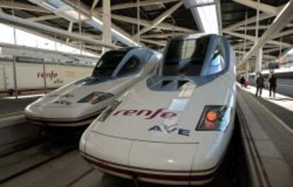 Locomotoras del AVE estacionadas en la estaci&oacute;n de Renfe en Valencia.