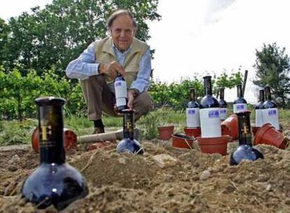 Carlos Falcó, marqués de Griñón, plantando botellas el pasado jueves en su finca El Rincón, de Aldea del Fresno, en Madrid.