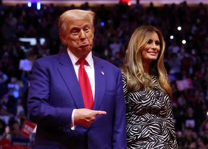 Donald Trump señala a su esposa, Melania Trump, durante el acto electoral este domingo en Nueva York.  