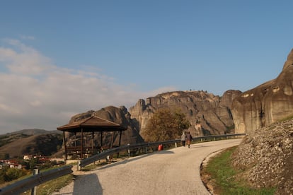 El pintoresco camino que conecta Kalambaka con Kastraki y los monasterios de Meteora.