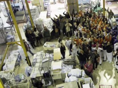 Trabajadores de la lavandería hospitalaria central, reunidos ayer tras decidir el plante laboral.