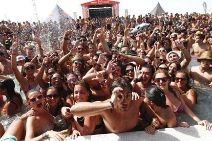 Asistentes al Arenal Sound, ayer en la disputada piscina del festival.