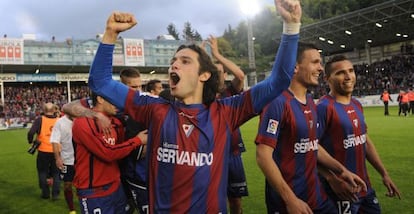 Los jugadores del Eibar muestran este sábado en Ipurua la alegría por su ascenso a Primera División.