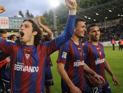 Los jugadores del Eibar muestran este sábado en Ipurua la alegría por su ascenso a Primera División. 