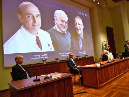 Un comité del Instituto Karolinska anuncia la concesión del Nobel de Medicina a los virólogos Harvey J. Alter, Michael Houghton y Charles M. Rice.