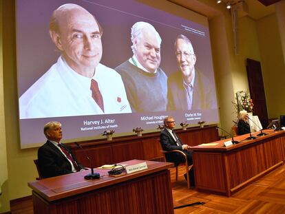 Anúncio da premiação do grupo de cientistas no Instituto Karolinska em Estocolmo, na Suécia, nesta segunda-feira.