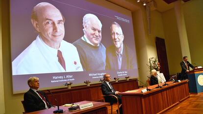 Anúncio da premiação do grupo de cientistas no Instituto Karolinska em Estocolmo, na Suécia, nesta segunda-feira.