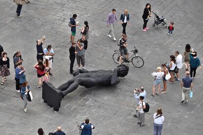 Una copia de tamaño natural del David de Miguel Ángel Buonarroti tumbado en el suelo como un tributo a las víctimas del ataque de Niza, después de una ceremonia en la plaza de la República en Florencia, Italia. 