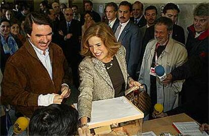 José María Aznar y Ana Botella votan ayer en el colegio electoral.