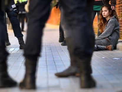 Dos estudiantes rodeadas de polic&iacute;as durante las protestas de la &#039;primavera valenciana&#039; en 2012.