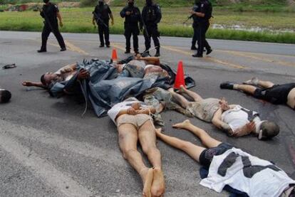 Algunos de los 15 cadáveres abandonados en Tamaulipas, en otro ajuste de cuentas. Abajo, Nacho Coronel.