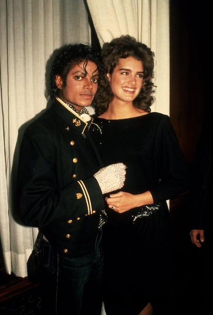 Michael Jackson y la modelo y actriz, Brooke Shields, que durante un tiempo fue su novia, en 1984. En este momento Jackson se estaba recuperando de un accidente que tuvo durante el rodaje de un comercial para Pepsi, que le dejó quemaduras de tercer grado en el cuero cabelludo, tras lo que se vio obligado a someterse a una cirugía plástica reconstructiva.