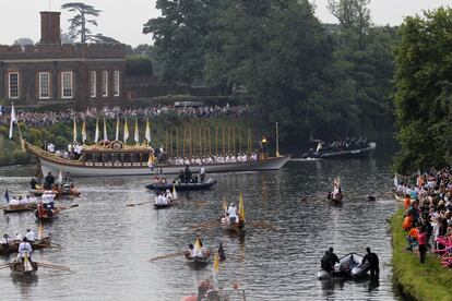 El público fotografía y saluda a 'Gloriana' mientras finaliza su recorrido por el famoso río de la capital británica.