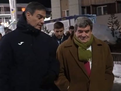 Pedro Sánchez lucía este miércoles el plumas de la marca Joma en Davos.