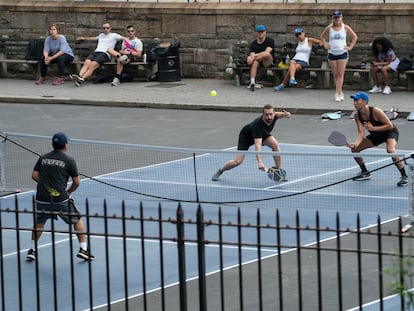 UNITED STATES -July 8: People play pickle ball in Carl Schurz Park Saturday,  July 8, in Manhattan, New York. (Photo by Barry Williams for NY Daily News via Getty Images)    ----PIEFOTO----    Partido de pickleball este verano en Nueva York.