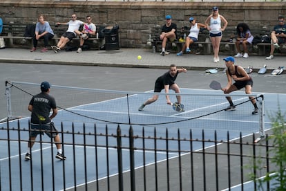 UNITED STATES -July 8: People play pickle ball in Carl Schurz Park Saturday,  July 8, in Manhattan, New York. (Photo by Barry Williams for NY Daily News via Getty Images)    ----PIEFOTO----    Partido de pickleball este verano en Nueva York.