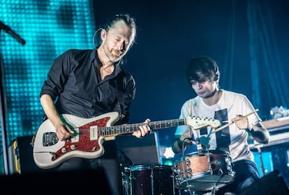 Thom Yorke i Jonny Greenwood, durant un concert l'octubre del 2012 a París.