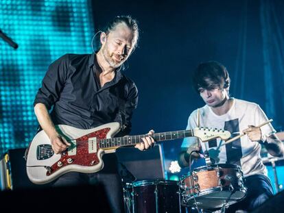 Thom Yorke i Jonny Greenwood, durant un concert l'octubre del 2012 a París.