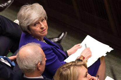 La primera ministra de Reino Unido, Theresa May, escucha una pregunta durante la sesión de control de la Cámara de los Comunes del pasado miércoles