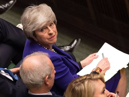La primera ministra de Reino Unido, Theresa May, escucha una pregunta durante la sesión de control de la Cámara de los Comunes del pasado miércoles 