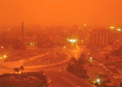 Imagen de Bagdad totalmente cubierta por la arena debido a una tormenta.