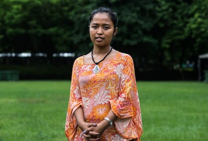 Eni Lestari es portavoz del Comité Justicia para Erwiana, una joven indonesia que, como ella, llegó a Hong Kong buscando un futuro mejor y encontró la esclavitud. Quienes empleaban a Erwiana le golpearon en la cabeza hasta provocarle daños cerebrales irreversibles, le arrancaron los dientes, y la enviaron a Indonesia llena de hematomas y con seis euros en el bolsillo. Ahora, inmigrantes como ella demandan justicia y cárcel para sus agresores.