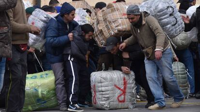 Un grupo de inmigrantes, en la frontera de Ceuta.