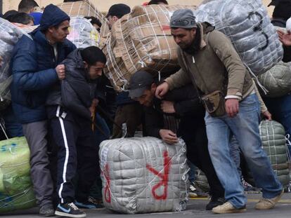 Un grupo de inmigrantes, en la frontera de Ceuta.