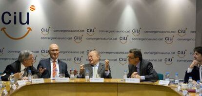 De izquierda de derecha, Xavier Trias, Duran Lleida, Jordi Pujol, Artur Mas y Oriol Pujol, en la reuni&oacute;n de la Comisi&oacute;n Ejecutiva de CiU celebrada ayer en Barcelona.