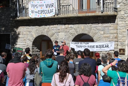 Manifestantes por la vivienda digna frente al Ayuntamiento de Benasque, Aragón, el pasado 13 de octubre.