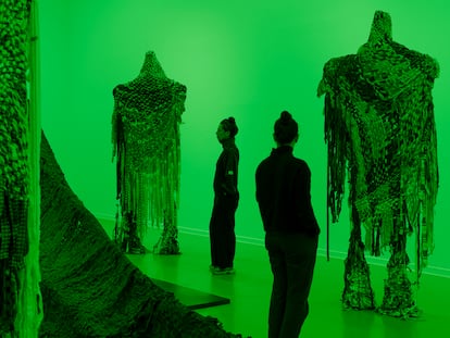 Vista de la exposición 'Loving the Alien', con obras de Sandra Mujinga.