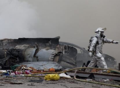 La caída del avión provocó el incendio de un edificio.