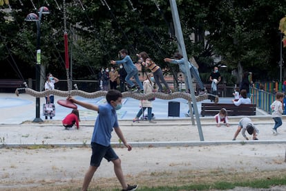 Un buen ejemplo de la poca conciencia que tenemos sobre los beneficios que aporta el juego libre en la infancia y la sobreprotección son los parques acolchados.