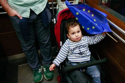 Un niño sostiene una bandera de Europa en una visita al Parlamento de Bruselas.