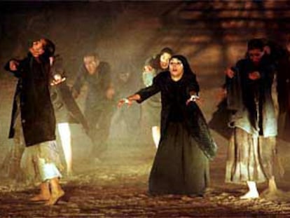 Montaje de <b></b><i>Las Parcas,</i> por la compañía Samarkanda Teatro, en el ensayo general en Mérida.
