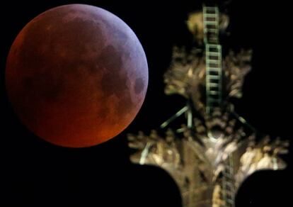 La superluna de sangre vista junto a la catedral de Colonia (Alemania).