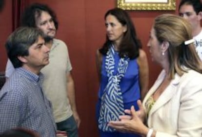  La ministra de Fomento, Ana Pastor (derecha), junto a la concejala, Mar&iacute;a Pardo (centro), habla con los representantes de la Asociaci&oacute;n de Vecinos de Angrois.