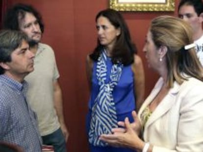  La ministra de Fomento, Ana Pastor (derecha), junto a la concejala, Mar&iacute;a Pardo (centro), habla con los representantes de la Asociaci&oacute;n de Vecinos de Angrois.