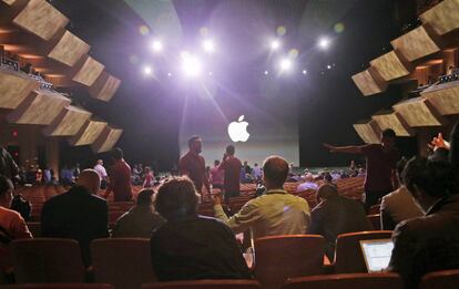 Los invitados se preparan en Cupertino para el comienzo del evento donde se ha presentado el iPhone 6.