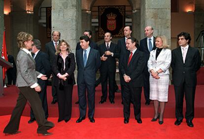 Esperanza Aguirre pasa ante el consejero Mariano Zabía. En la primera fila, junto a este, Engracia Hidalgo, los vicepresidentes Ignacio González y Alfredo Prada, Beatriz Elorriaga y Juan José Güemes. En la segunda fila, de inzquierda a derecha, Santiago Fisas, Francisco Grandso, Luis Peral, Manuel Lamela y Fernando Merry de Val.