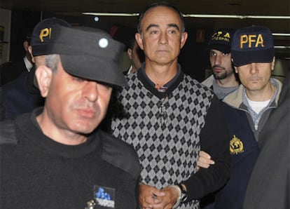 El ex piloto de la Armada argentina, conducido por la policía.