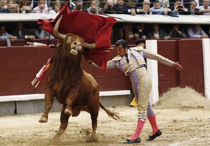 David Mora, en un pase de pecho al primer toro de su lote.